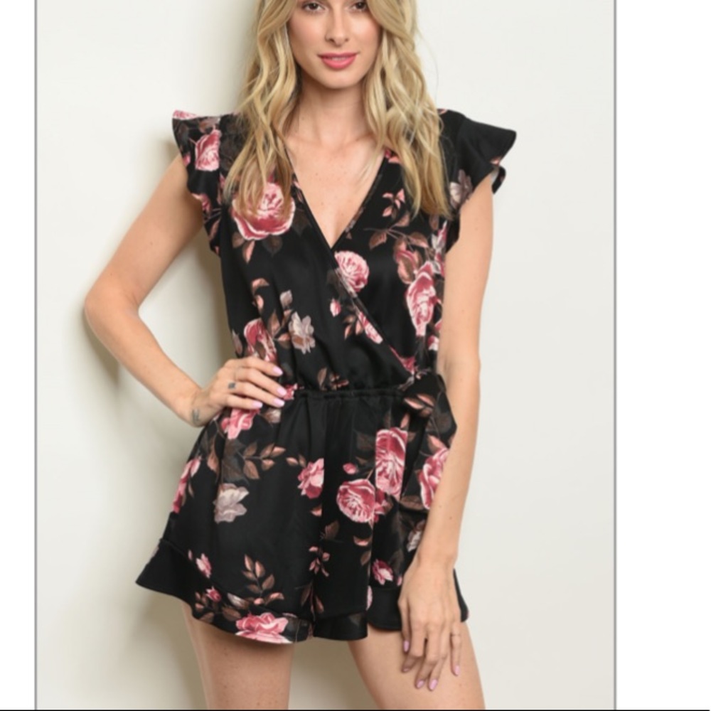 💕NWT Beautiful Floral wrap front Romper
